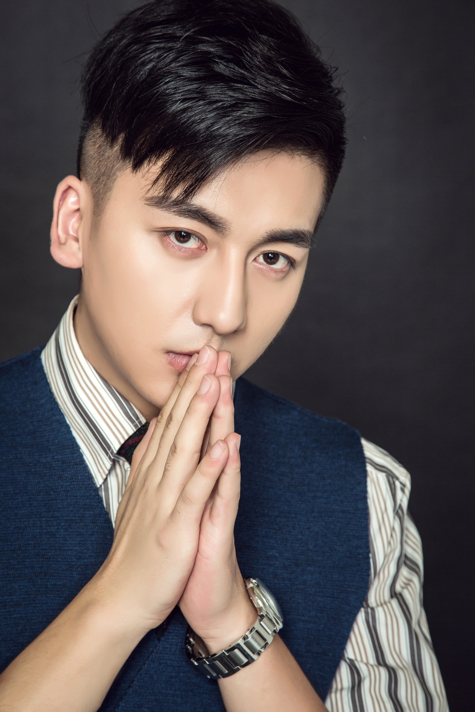 组图:康磊拍初秋写真 大展多面型男魅力