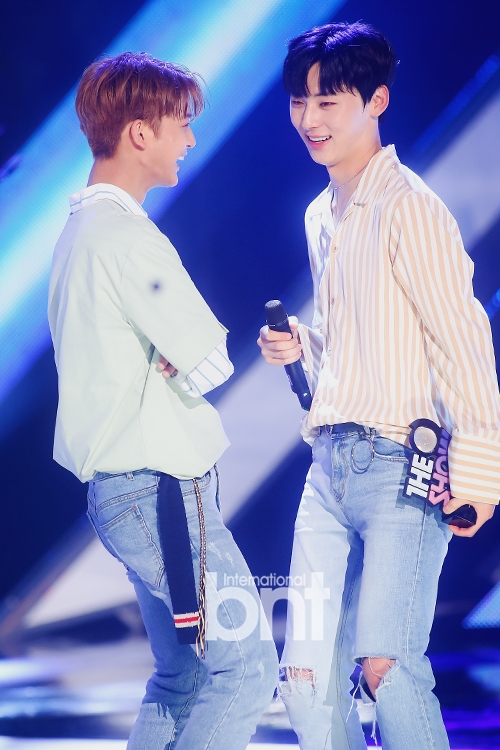 裴珍映 黄旼炫 支持   键翻阅图片 列表查看 大图 全屏观看 2017.08.