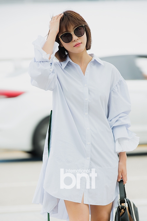 组图:河智苑现机场赴威尼斯电影节 39岁逆龄变年轻