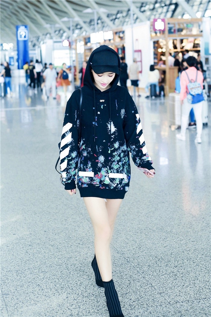 组图杨菲洋启程纽约时装周机场look帅气甜美