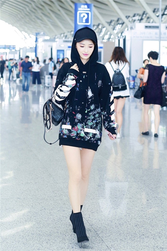 组图杨菲洋启程纽约时装周机场look帅气甜美