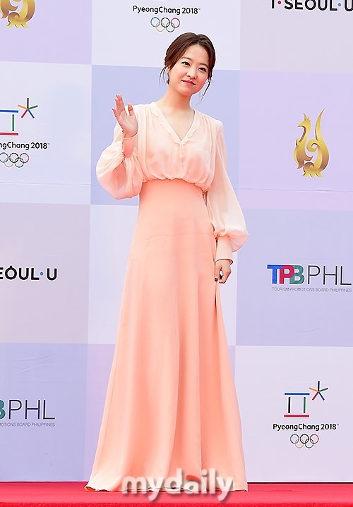 组图:朴宝英亮相首尔电视奖红毯 粉嫩逆龄笑容可爱_高清图集_新浪网