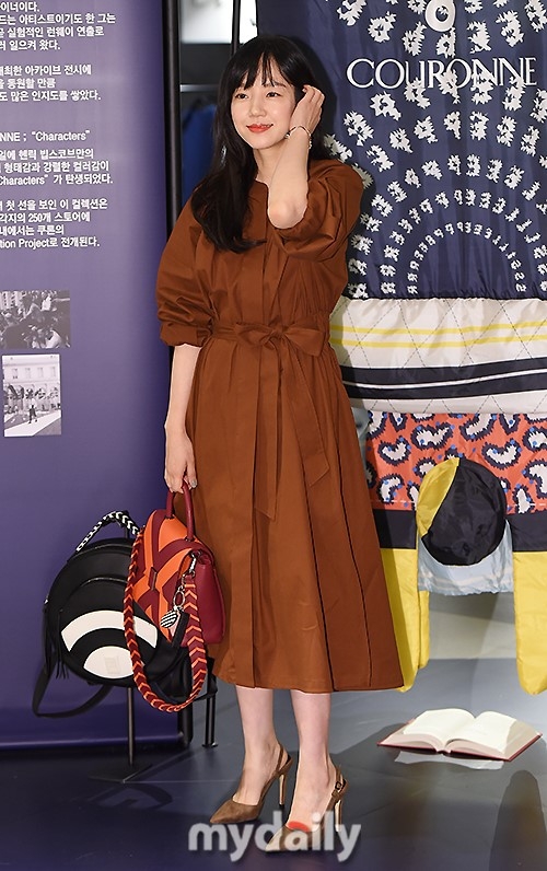 林秀晶首尔出席宣传活动 齐刘海显年轻俏皮