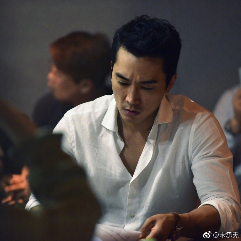 组图:宋承宪晒新剧《black》拍摄照 西装造型儒雅帅气