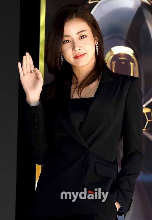 组图姜素拉穿黑色西装亮相气质干练圆脸瘦了