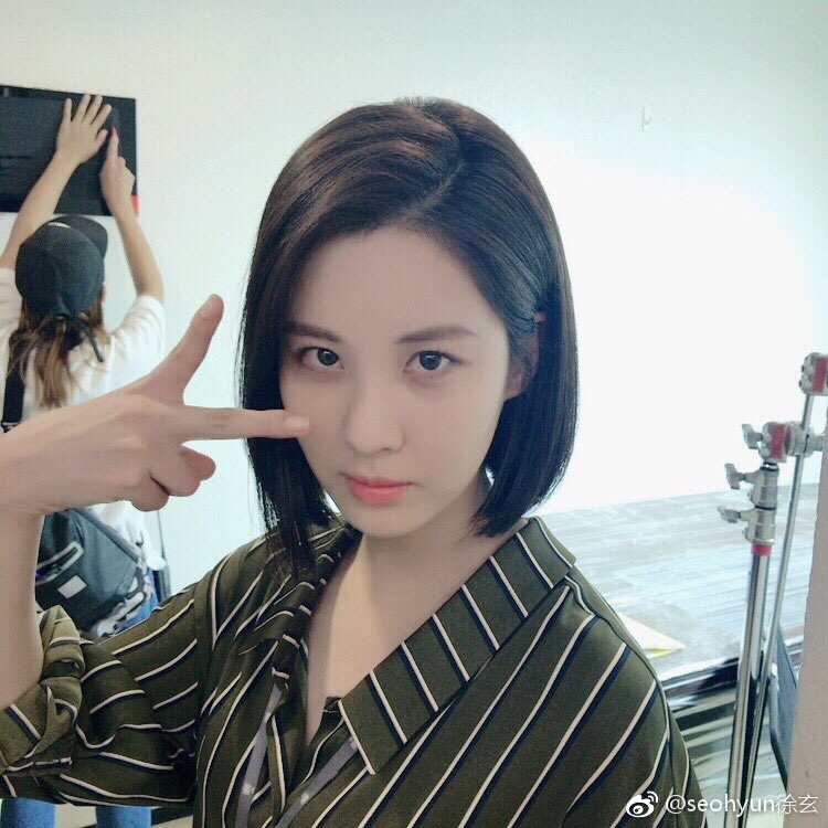 组图:少女时代徐贤拍新剧晒花絮照 短发造型帅一脸