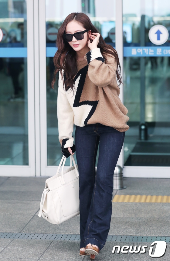 组图:郑秀晶krystal亮相机场 穿毛衣冷艳变软萌