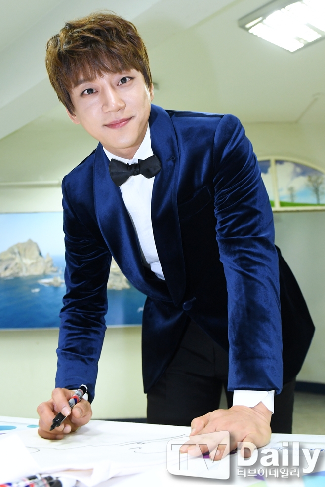 awards于20日下午在首尔蚕室学生体育馆举行,黄致列等众多人气韩流