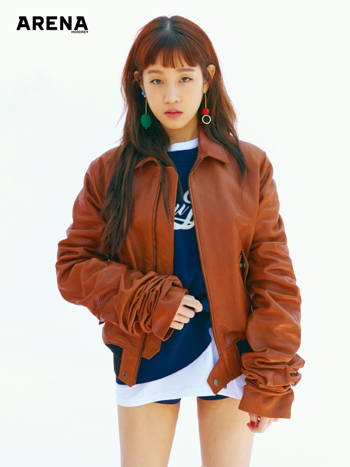 组图朴宝蓝拍杂志写真秀健康身材色彩大胆迷幻