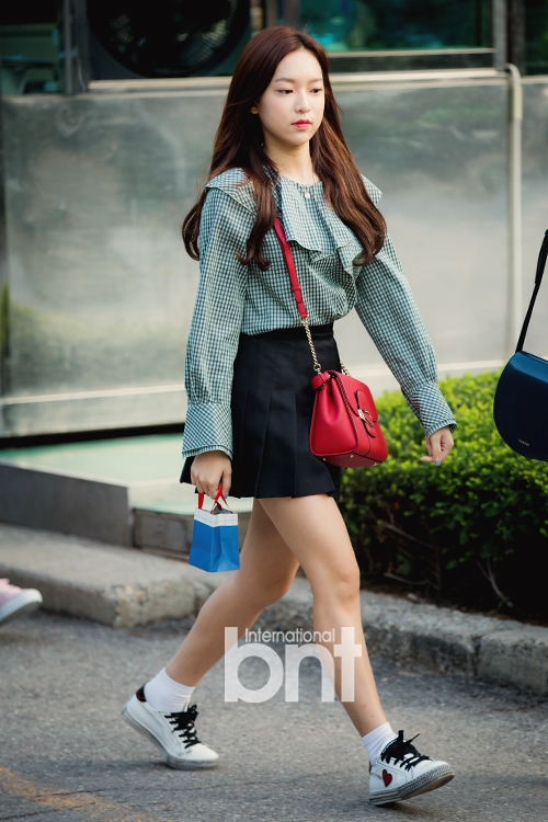 组图:韩女团april亮相《音银》上班路 少女气质清新_高清图集_新浪网