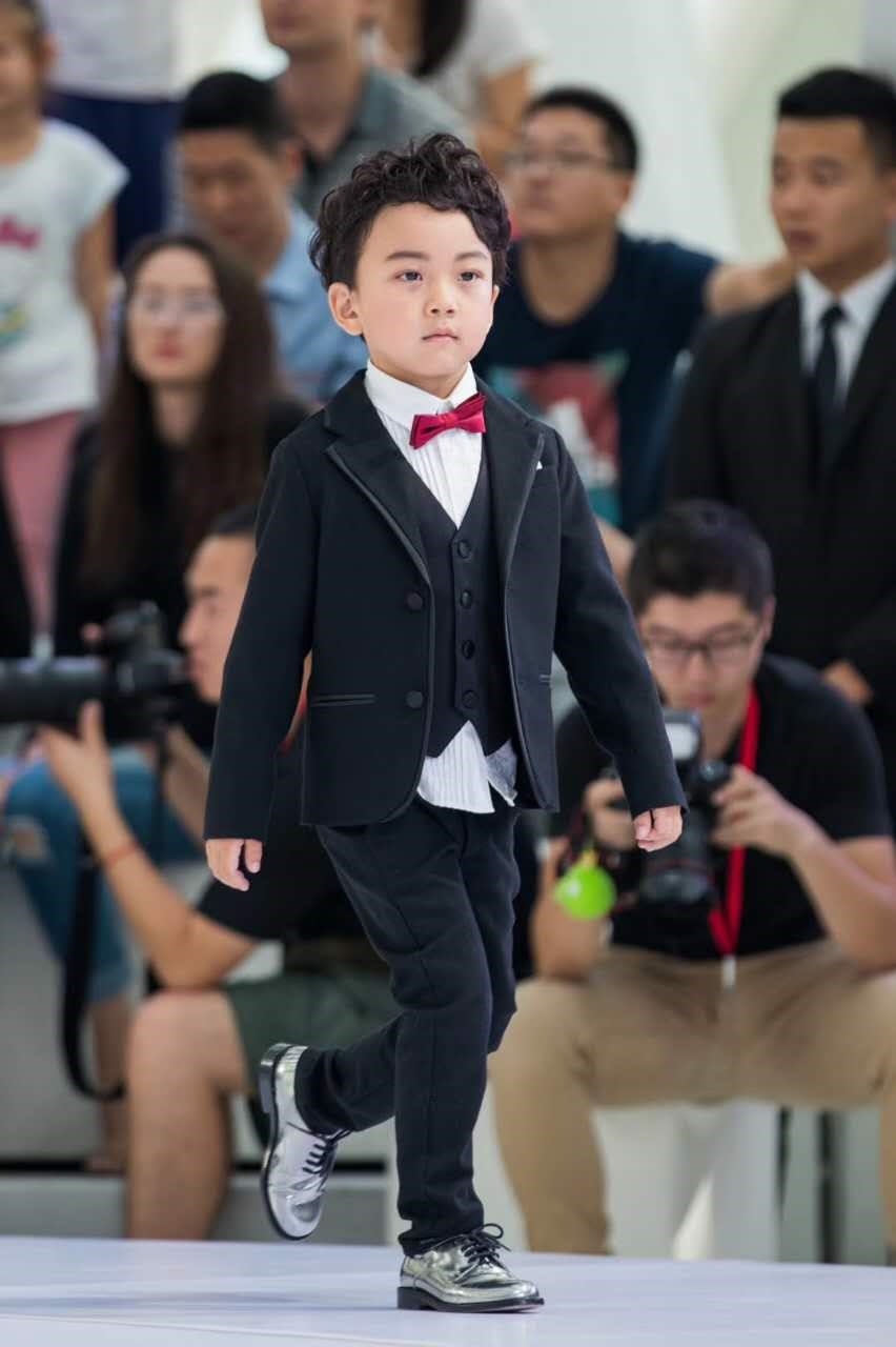 组图:李庆誉穿小西装帅气走秀 t台上淡定有型