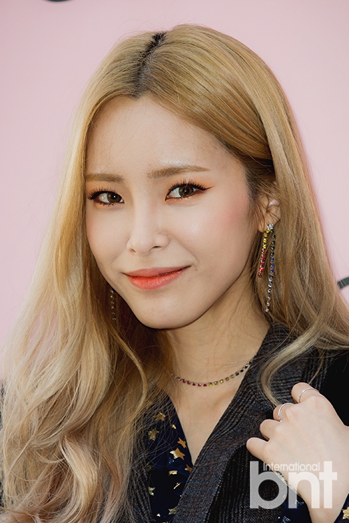 韩歌手heize亮相活动 金发黑衣显酷帅个性