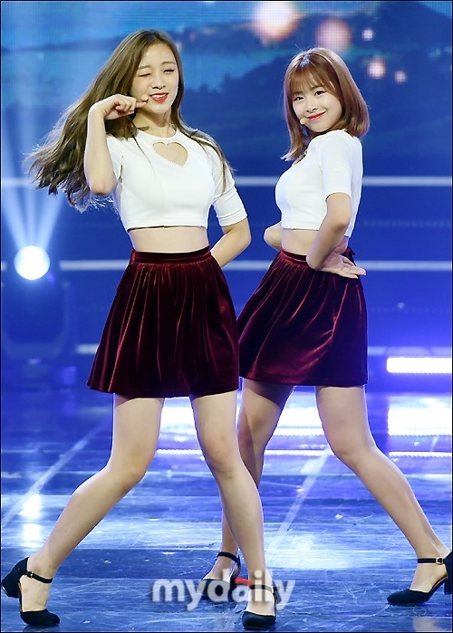 组图韩女团april穿红色短裙青春洋溢秀纤细小蛮腰