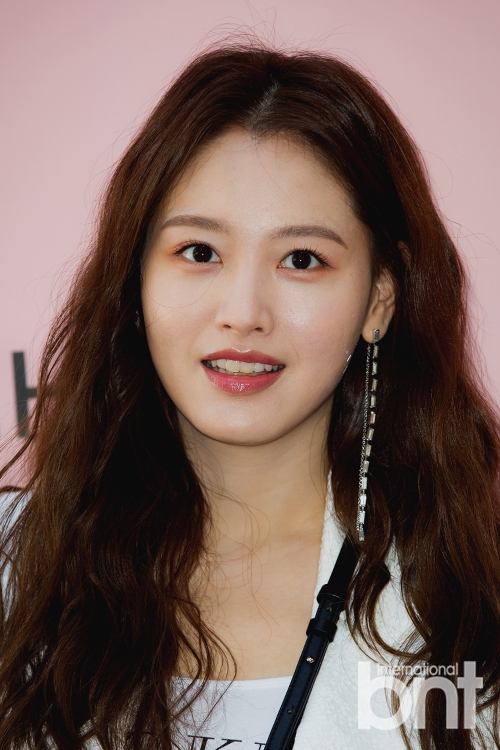 组图:金栽经身穿白裙笑容甜 粉嫩时尚靓丽可人