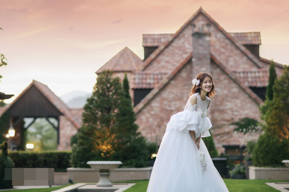 组图:李诗英婚纱照公开 已怀孕六个月将办婚礼