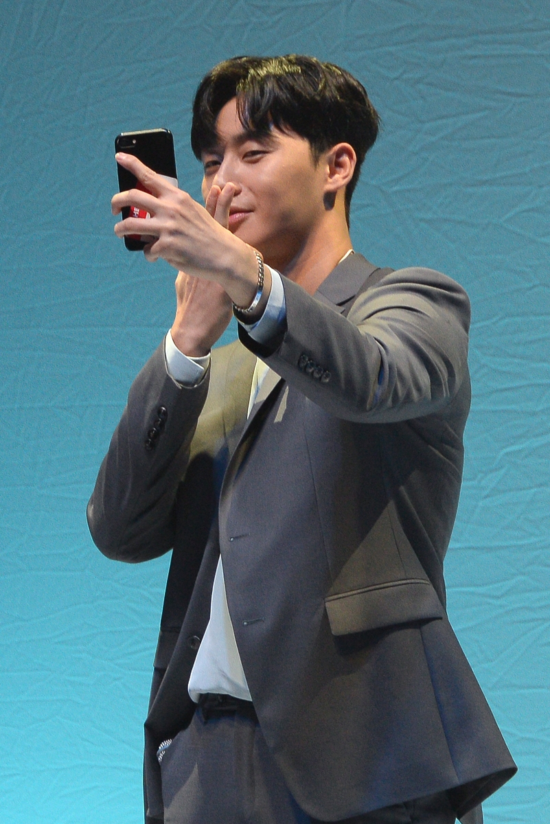 组图:朴叙俊香港举办粉丝见面会 笑眼咪咪可爱