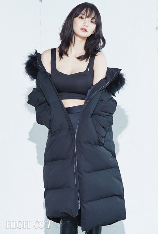 组图:申敏儿拍冬季写真 黑白风大秀高挑好身材