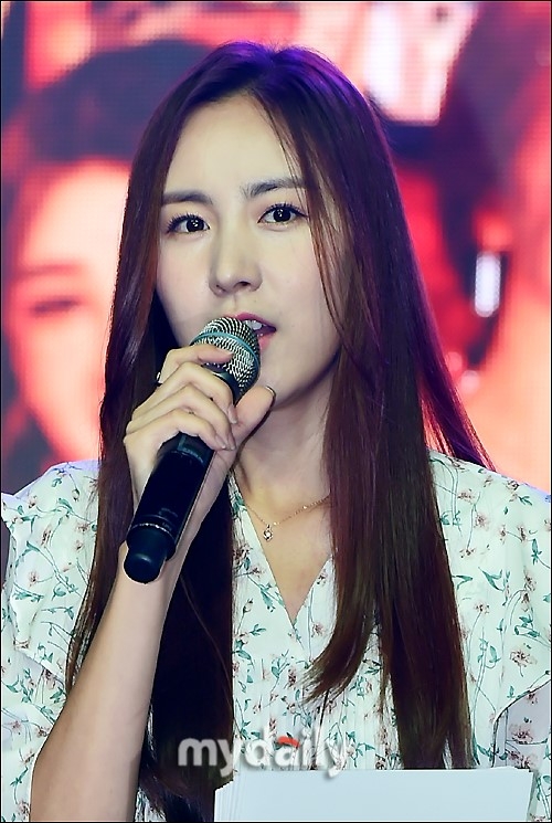 35岁简美妍亮相主持 造型利落干练