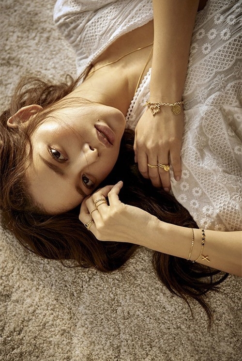 朴诗妍拍秋季宣传写真 映衬美景魅力十足