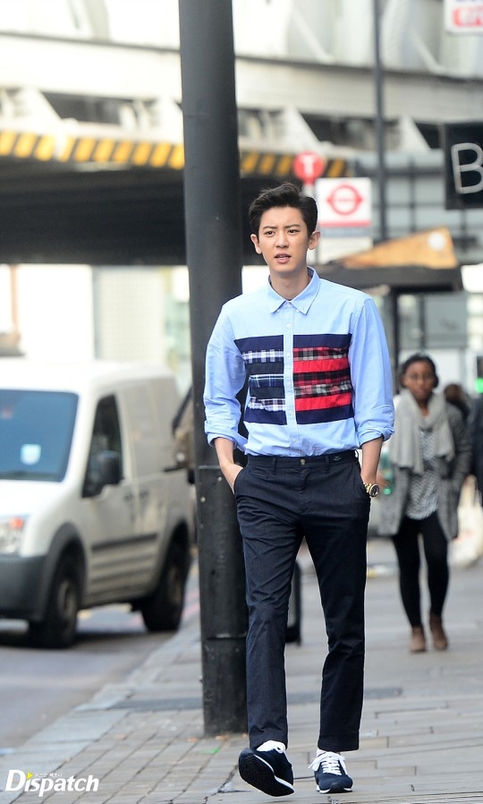 组图:exo朴灿烈漫步伦敦街头 帅气如电影海报