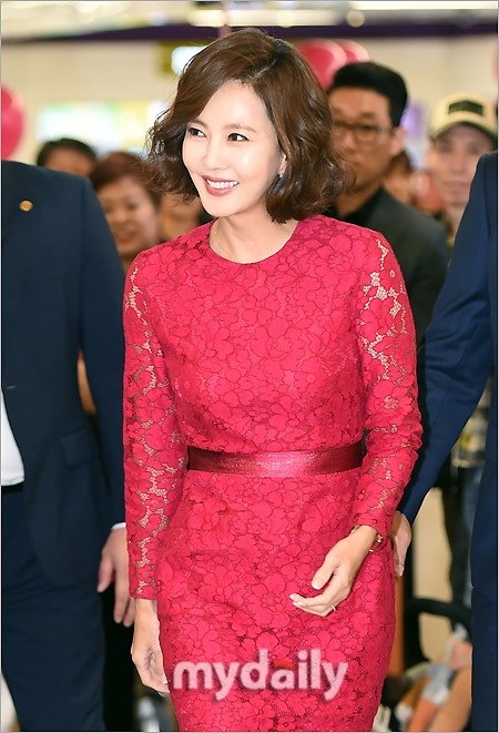 20171013明星46岁金南珠身材保持超好红衣亮相冻龄依旧