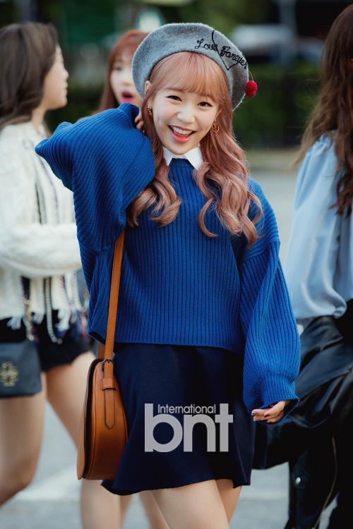 组图:韩女团april亮相上班路 清爽蓝白色系亮眼_高清图集_新浪网