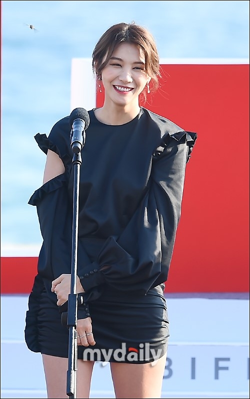 组图:釜山影展《女教师》见面会 刘仁英李源根出席_高清图集_新浪网