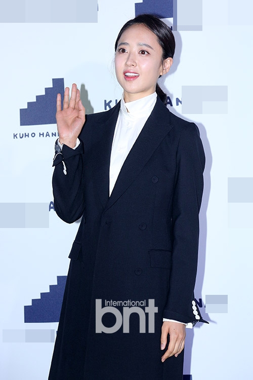 组图:35岁韩星金玟廷亮相活动 嫩颜如初不见岁月痕迹