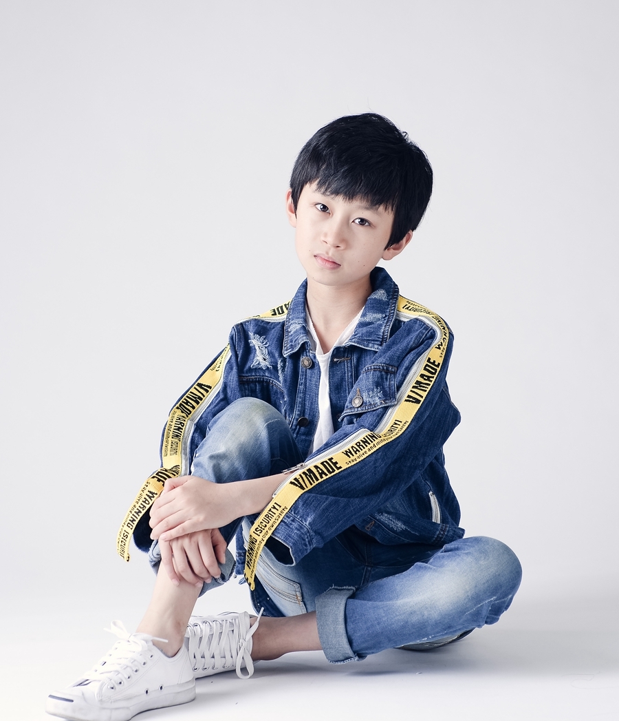 崔璨酷范儿写真公开 参演《兄弟别闹》定档