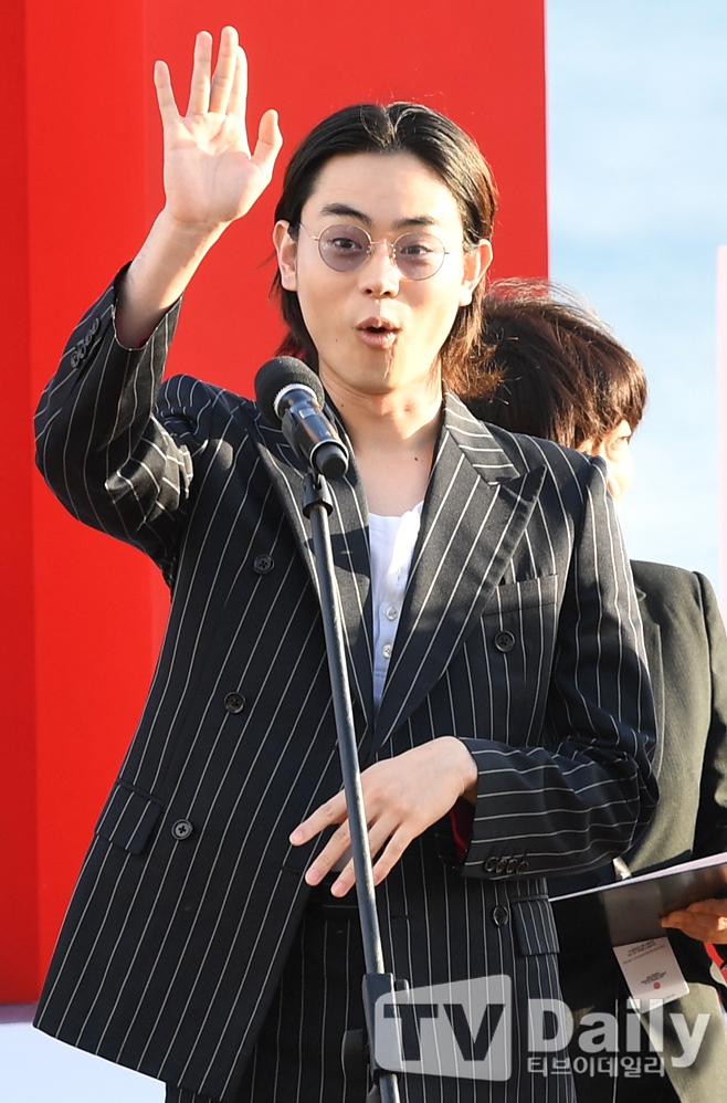 菅田将晖亮相釜山电影节 苏打表情超可爱