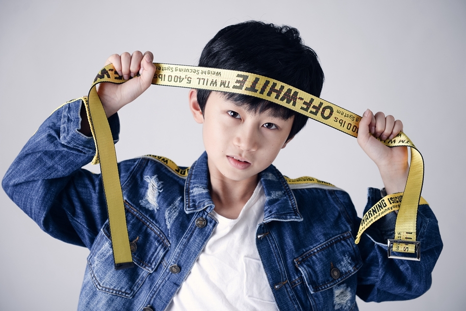 新浪娱乐讯 近日,中国内地小演员崔璨推出一组全新写真,这组写真让