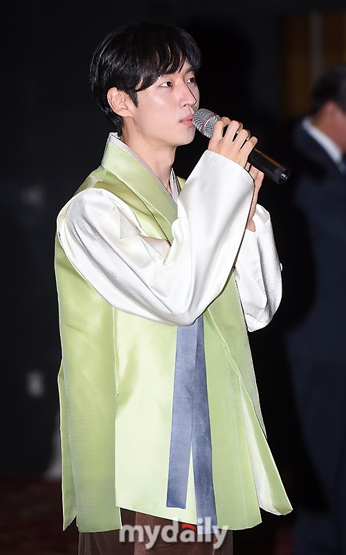 李帝勋出席电影感谢会 穿韩服与观众拥抱