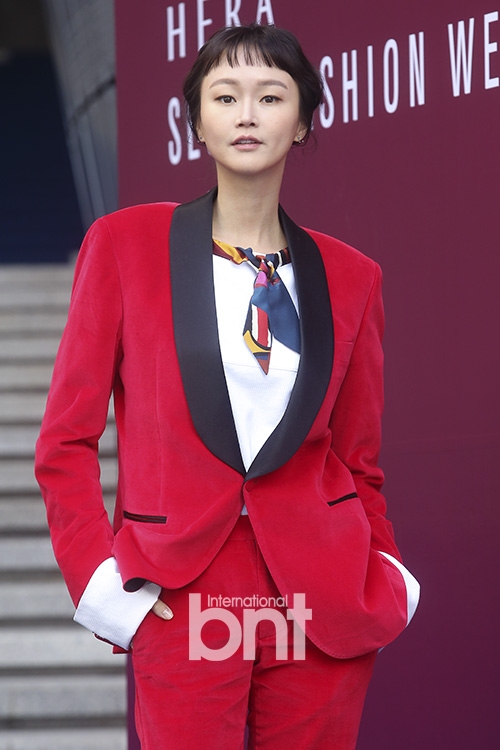 组图韩国超模李惠贞亮相首尔时装周一身红装惹眼