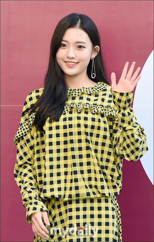 组图:00后女星郑多彬亮相首尔时装周 萌妹笑容甜