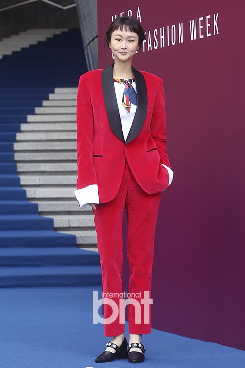 组图:韩国超模李惠贞亮相首尔时装周 一身红装惹眼