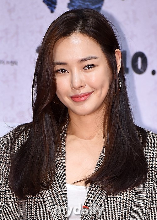 组图:李荷妮穿长风衣造型干练 一笑露出酒窝_高清图集_新浪网