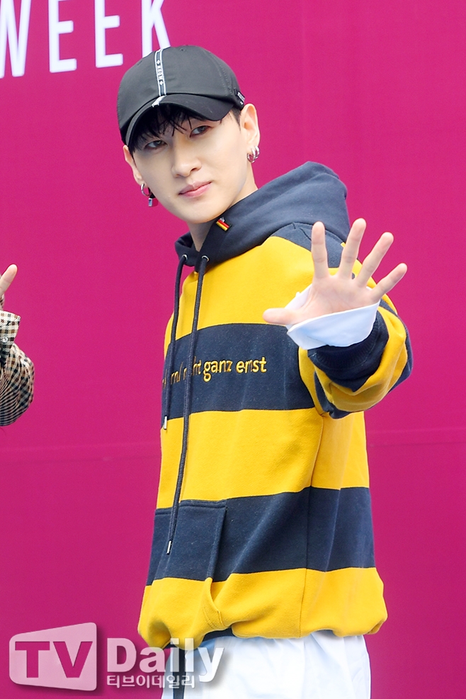 组图:sj利特银赫亮相时装周 一个正式一个嘻哈