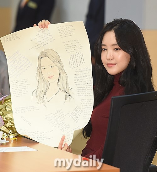 Apink孙娜恩担任母校形象大使 红衣亮相身材好