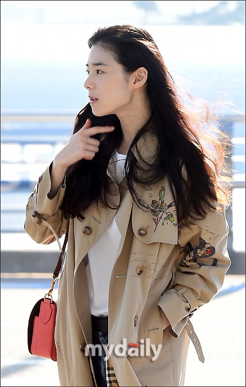组图:韩女星郑恩彩飞往英国出席伦敦亚洲电影节