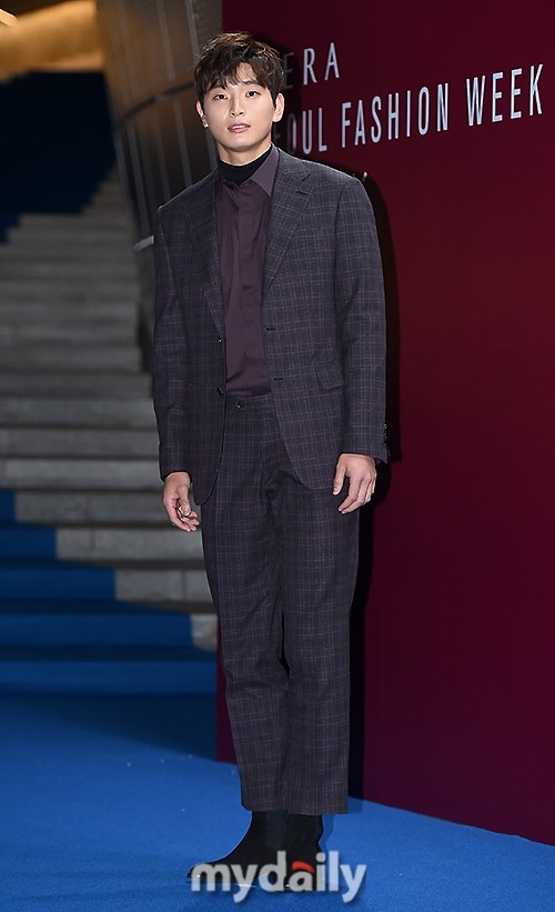组图:2am郑珍云亮相首尔时装周 穿格子西装绅士