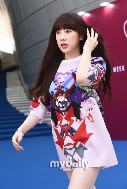 组图韩星徐仁英亮相时装周身形变宽似发福