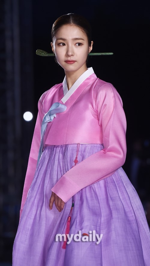 组图:申世京首尔景福宫穿韩服走秀 眼波流转古典动人