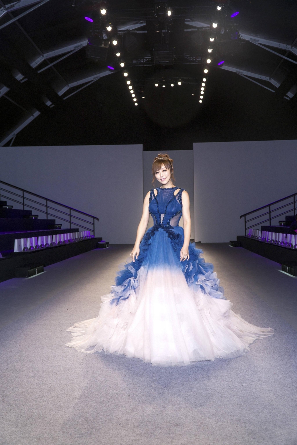 组图:朱安禹亮相上海时装周 拖地长裙童话感十足