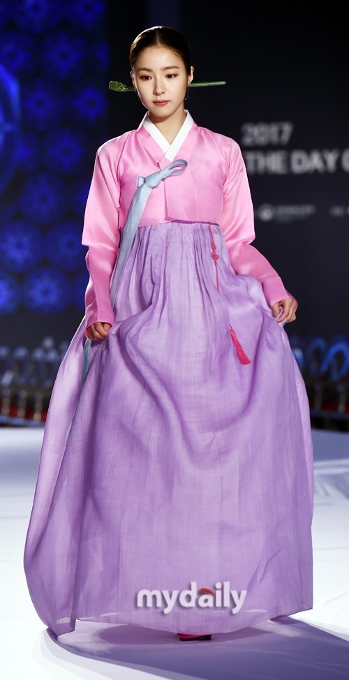 组图:申世京首尔景福宫穿韩服走秀 眼波流转古典动人