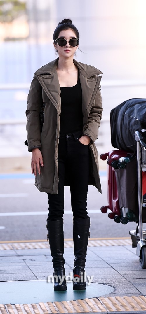 组图韩星徐艺智飞往悉尼拍写真扎丸子头亮相机场