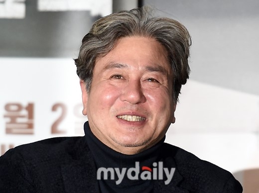 崔岷植出席新片《沉默》试映会 还是熟悉的样子