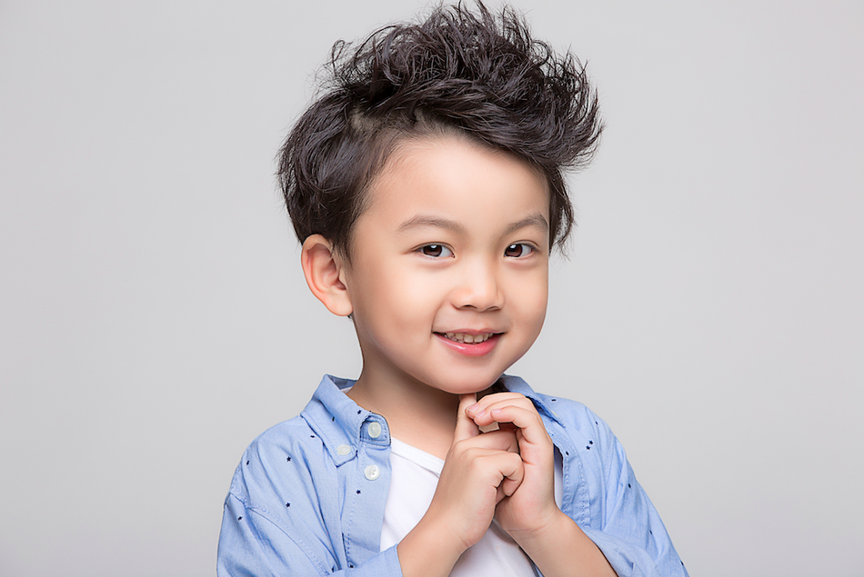 组图:萌娃李庆誉公开写真 打造多面可爱气质