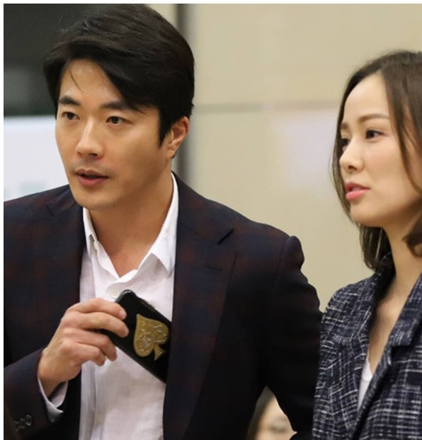 组图:权相佑孙泰英夫妇看演出 结婚十年感情浓