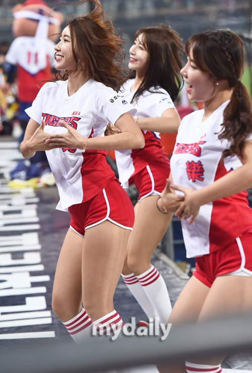 组图:棒球啦啦队热舞助阵比赛 双马尾妹子甜美抢镜