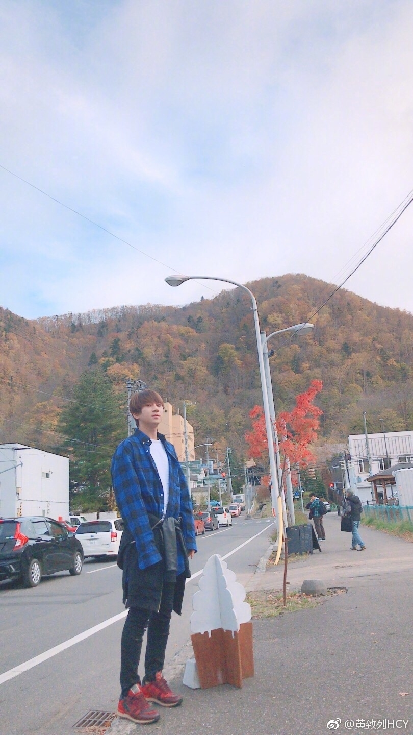 组图:黄致列游览赏户外秋季美景 吃冰淇淋开心晒照